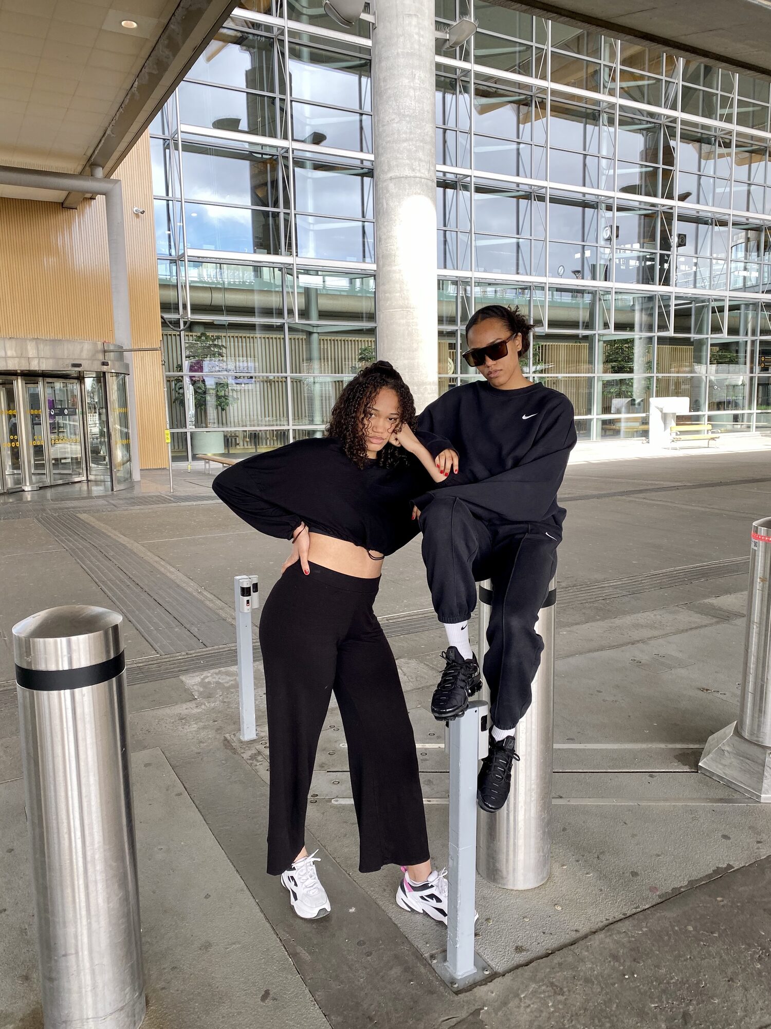 Joshua Arthur (JJDREAMSS) · Oslo · 2020 — Oslo Airport, all three Arthurs in black